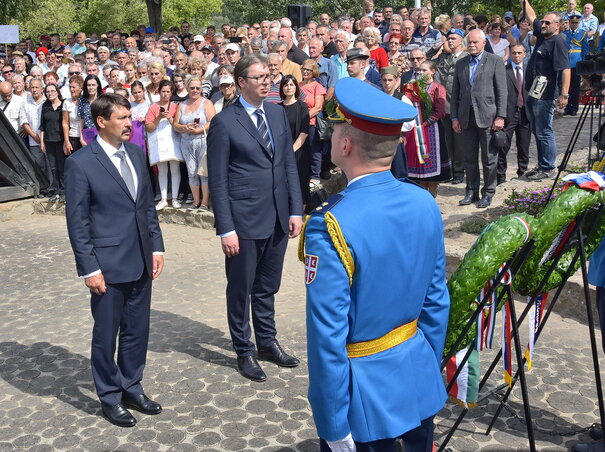 Áder János és Aleksandar Vučić együtt koszorúzott a zentai csata emlékhelyén (Fotó: Gergely József) Áder János és Aleksandar Vučić együtt koszorúzott a zentai csata emlékhelyén (Fotó: Gergely József)