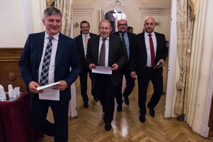 A Kárpát-medencei óvodafejlesztés második ütemének bejelentésére érkezik Grezsa István kormánybiztos (elsőként), határon túli magyar politikai vezetők, köztük Pásztor István VMSZ-elnök társaságában (Fotó: MTI) A Kárpát-medencei óvodafejlesztés második ütemének bejelentésére érkezik Grezsa István kormánybiztos (elsőként), határon túli magyar politikai vezetők, köztük Pásztor István VMSZ-elnök társaságában (Fotó: MTI)