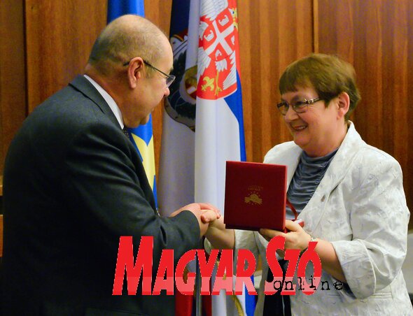 Pásztor István Magyar Annának ad át plakettet munkája elismeréseként Pásztor István Magyar Annának ad át plakettet munkája elismeréseként