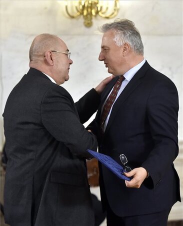 Pásztor István átveszi a díjat Semjén zsolt miniszterelnök-helyettestől (Fotó: MTI) Pásztor István átveszi a díjat Semjén zsolt miniszterelnök-helyettestől (Fotó: MTI)