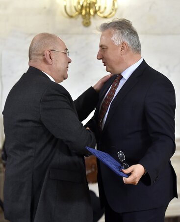 Semjén Zsolt átadja a díjat (Fotó: MTI) Semjén Zsolt átadja a díjat (Fotó: MTI)
