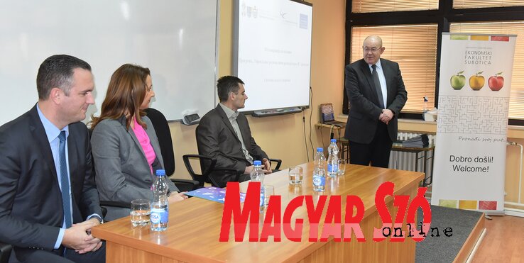Pásztor István felszólal a diplomaosztáson, ülnek Ognjen Bjelić, Vidosava Enderić és Aleksandar Grubor (Ótos András) Pásztor István felszólal a diplomaosztáson, ülnek Ognjen Bjelić, Vidosava Enderić és Aleksandar Grubor (Ótos András)