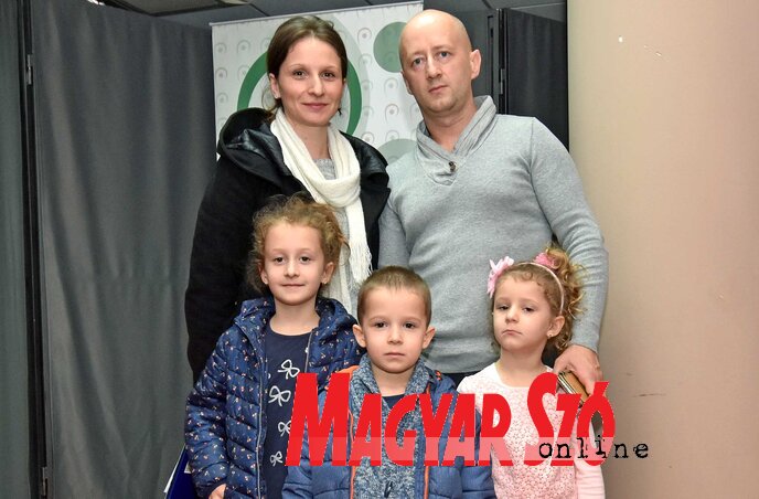Lunc Ibolyka, Róbert, Tímea, Márió és Martina (Gergely Árpád felvétele) Lunc Ibolyka, Róbert, Tímea, Márió és Martina (Gergely Árpád felvétele)