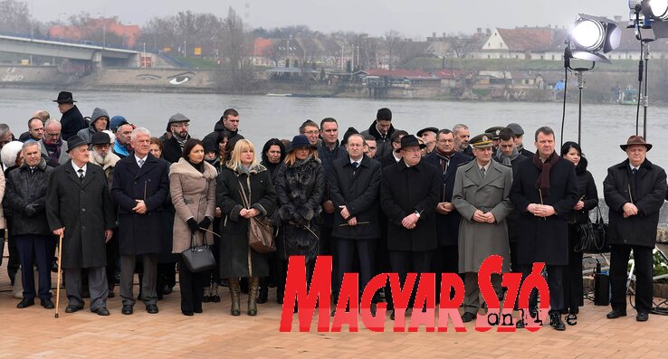 Kegyeletadás a rakparti szobornál (Ótos András felvétele) Kegyeletadás a rakparti szobornál (Ótos András felvétele)