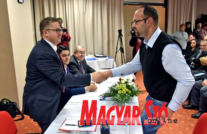 Méhes Béla gratulál egy éppen taggá lett fiatal vállalkozónak (Gergely Árpád felvétele) Méhes Béla gratulál egy éppen taggá lett fiatal vállalkozónak (Gergely Árpád felvétele)