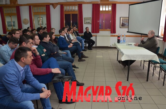 Pásztor István A vajdasági magyar közösség 10+10 éve címen tartott előadást (Lakatos János felvétele) Pásztor István A vajdasági magyar közösség 10+10 éve címen tartott előadást (Lakatos János felvétele)