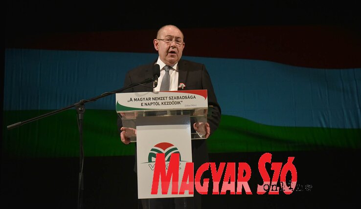 Pásztor István ünnepi beszédében Illyés Gyula szavaival azt üzente: Magyarnak lenni vállalás (Ótos András felvétele) Pásztor István ünnepi beszédében Illyés Gyula szavaival azt üzente: Magyarnak lenni vállalás (Ótos András felvétele)