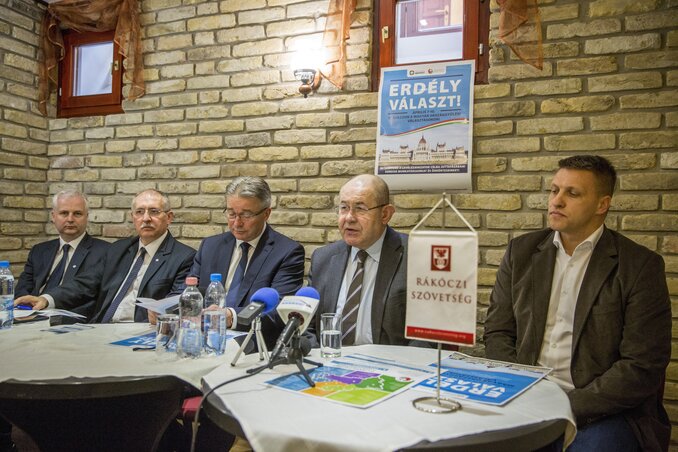 Pásztor István beszél, Toró T. Tibor balról a második (Fotó: MTI) Pásztor István beszél, Toró T. Tibor balról a második (Fotó: MTI)