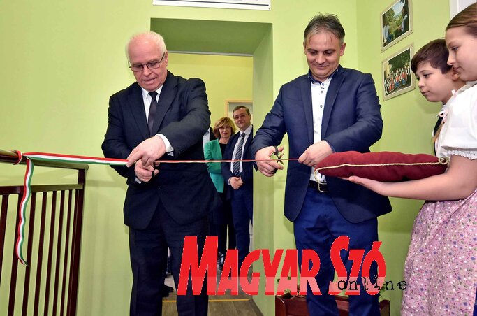 Brezovszki Roland és mgr. Hajnal Jenő átadja a Talentum felújított székházát (Gergely Árpád felvétele) Brezovszki Roland és mgr. Hajnal Jenő átadja a Talentum felújított székházát (Gergely Árpád felvétele)