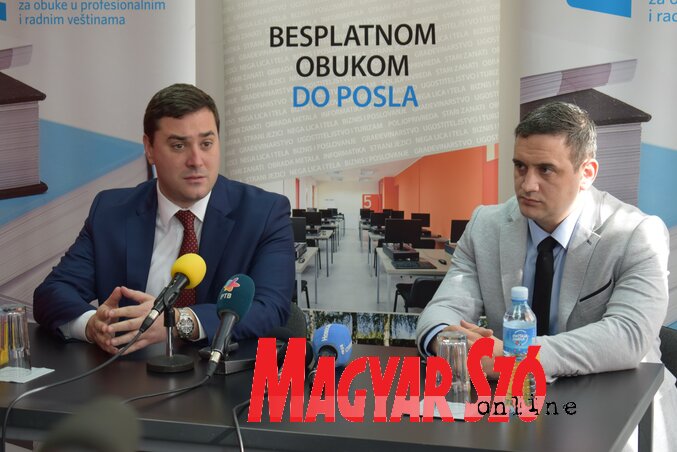 Ivan Đoković tartományi kormányfőhelyettes és Đurađ Milanović, a Továbbképzési Központ igazgatója (Fotó: Kis Laura) Ivan Đoković tartományi kormányfőhelyettes és Đurađ Milanović, a Továbbképzési Központ igazgatója (Fotó: Kis Laura)