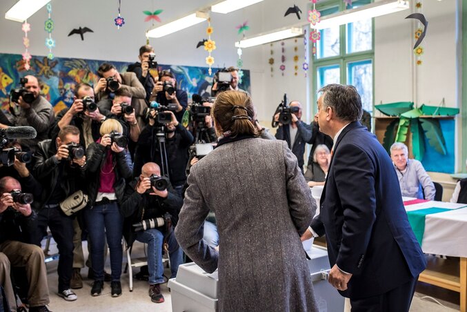 Orbán Viktor és felesége, Lévai Anikó a Zugligeti Általános Iskolában adta le szavazatát (Fotó:Miniszterelnöki Sajtóiroda – Szecsődi Balázs) Orbán Viktor és felesége, Lévai Anikó a Zugligeti Általános Iskolában adta le szavazatát (Fotó:Miniszterelnöki Sajtóiroda – Szecsődi Balázs)