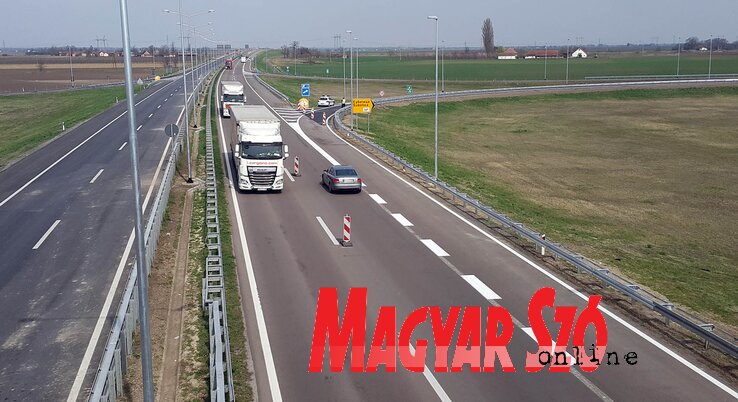 Megkezdődtek az előkészületi munkálatok a békovai körforgalmi csomópont és a topolyai körforgalmi csomópont között (Ótos András felvétele) Megkezdődtek az előkészületi munkálatok a békovai körforgalmi csomópont és a topolyai körforgalmi csomópont között (Ótos András felvétele)
