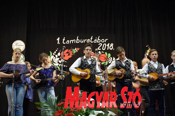 A legfiatalabb tamburásokat vastapssal köszöntötte a közönség (Figura Imre felvétele) A legfiatalabb tamburásokat vastapssal köszöntötte a közönség (Figura Imre felvétele)