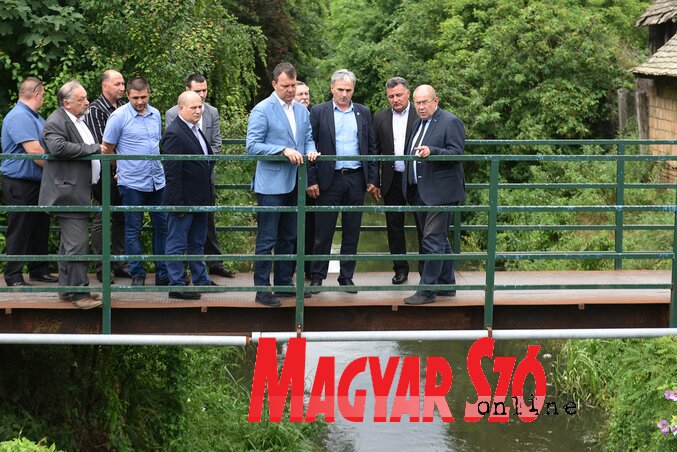 A tartományi küldöttség személyesen győződött meg a Krivaja folyó állapotáról Kishegyen (Ótos András felvétele) A tartományi küldöttség személyesen győződött meg a Krivaja folyó állapotáról Kishegyen (Ótos András felvétele)