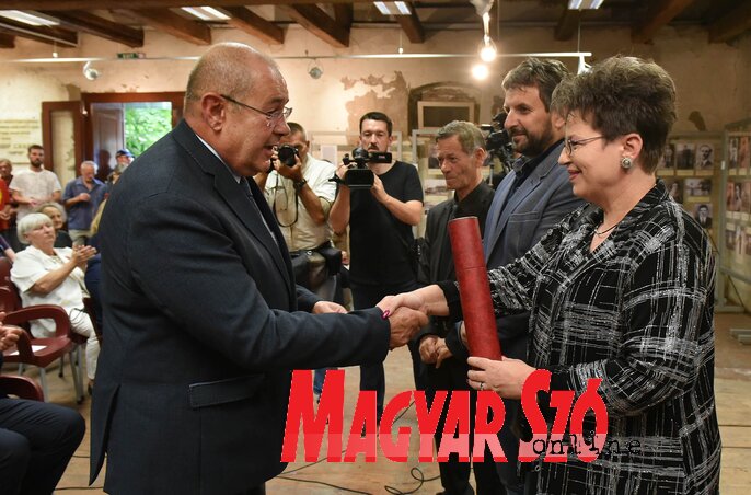 Pásztor István köszönőlevelet vehetett át a múzeum megalapításának ötödik évfordulóján (Ótos András felvétele) Pásztor István köszönőlevelet vehetett át a múzeum megalapításának ötödik évfordulóján (Ótos András felvétele)