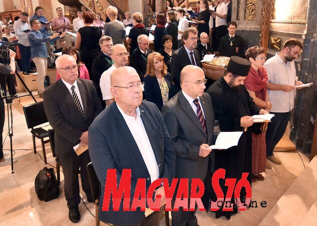 A hívek, egyházi méltóságok zsúfolásig megtöltötték a Szent Teréz-székesegyházat (Gergely Árpád felvétele) A hívek, egyházi méltóságok zsúfolásig megtöltötték a Szent Teréz-székesegyházat (Gergely Árpád felvétele)