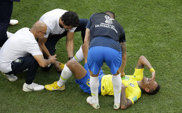 Neymar túl sokat fetreng a földön (Fotó: Beta/AP) Neymar túl sokat fetreng a földön (Fotó: Beta/AP)