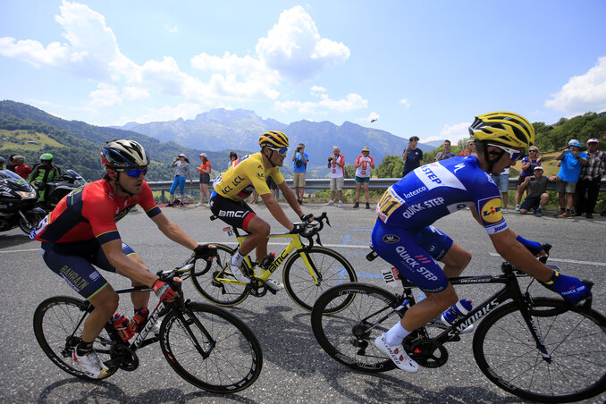 A szakaszgyőztes Alaphilippe (jobbról), a második Izaguirre és a sárga trikós Van Avermaet (Fotó: Beta/AP) A szakaszgyőztes Alaphilippe (jobbról), a második Izaguirre és a sárga trikós Van Avermaet (Fotó: Beta/AP)
