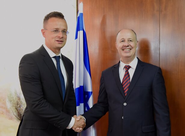 Szijjártó Péter magyar külgazdasági és külügyminiszter és Tzachi Hanegbi regionális ügyekért, az izraeli-palesztin békefolyamatért felelős miniszter találkozója az izraeli parlamentben (MTI Fotó: KKM) Szijjártó Péter magyar külgazdasági és külügyminiszter és Tzachi Hanegbi regionális ügyekért, az izraeli-palesztin békefolyamatért felelős miniszter találkozója az izraeli parlamentben (MTI Fotó: KKM)