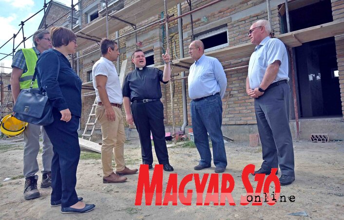 A Doroszlói Szentkút egyházmegyei kegyhelynél (Gergely Árpád felvétele) A Doroszlói Szentkút egyházmegyei kegyhelynél (Gergely Árpád felvétele)