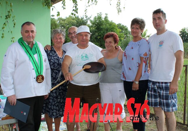 Ments András, Jerasz Anikó és Újhelyi Nándor az egyik főzőcsapat társaságában (Szabó Nóra felvétele) Ments András, Jerasz Anikó és Újhelyi Nándor az egyik főzőcsapat társaságában (Szabó Nóra felvétele)