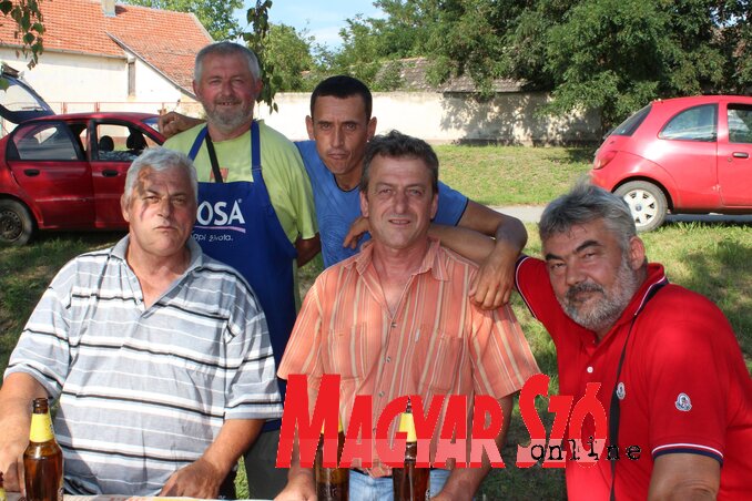 Az oroszlámosi csapat Dobróka Gézával (a kép jobb szélén) - Szabó Nóra felvétele Az oroszlámosi csapat Dobróka Gézával (a kép jobb szélén) - Szabó Nóra felvétele