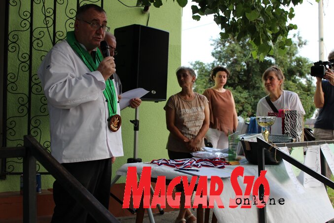 Ünnepi díjátadás, a mikrofonnál Ments András (Szabó Nóra felvétele) Ünnepi díjátadás, a mikrofonnál Ments András (Szabó Nóra felvétele)