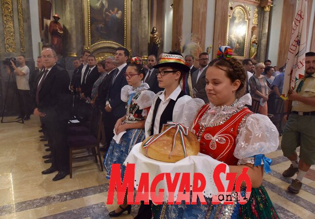 Az újkenyeret a történelmi egyházak képviselői áldották meg (Ótos András felvétele) Az újkenyeret a történelmi egyházak képviselői áldották meg (Ótos András felvétele)