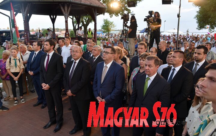 A palicsi ünnepség a Himnusz eléneklésével kezdődött (Ótos András felvétele) A palicsi ünnepség a Himnusz eléneklésével kezdődött (Ótos András felvétele)