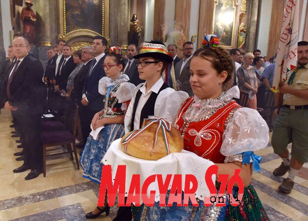 A szabadkai székesegyházban megtartott ünnepi szentmisén (Ótos András felvétele) A szabadkai székesegyházban megtartott ünnepi szentmisén (Ótos András felvétele)