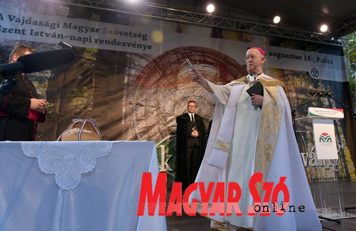 Dr. Márfy Gyula veszprémi érsek megszenteli az új kenyeret (Ótos András felvétele) Dr. Márfy Gyula veszprémi érsek megszenteli az új kenyeret (Ótos András felvétele)