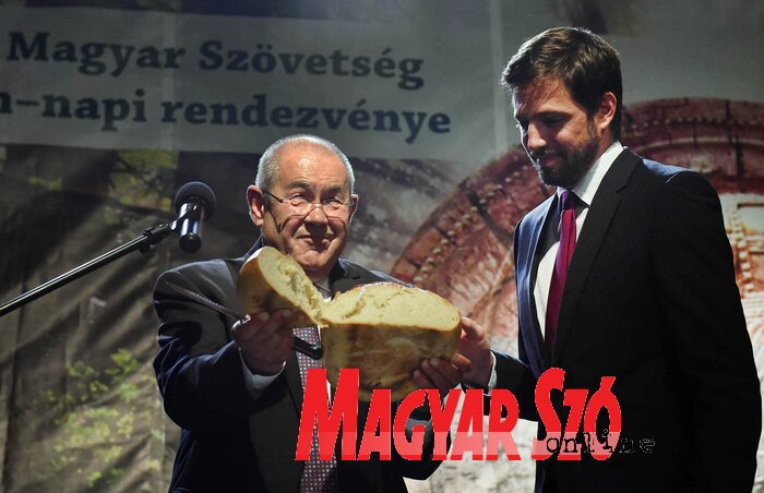 Palicson a Szent István napi ünnepségen az új kenyér megszegése (Ótos András felvétele) Palicson a Szent István napi ünnepségen az új kenyér megszegése (Ótos András felvétele)