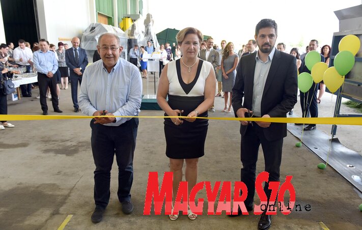 Magyarkanizsai gyármegnyitó (Ótos András felvétele) Magyarkanizsai gyármegnyitó (Ótos András felvétele)