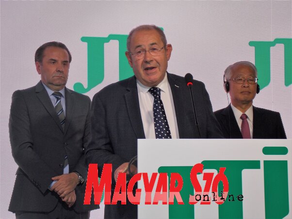 Pásztor István rámutatott, a JTI 27 gyára közül a zentai az egyik legsikeresebb (Horváth Zsolt felvétele) Pásztor István rámutatott, a JTI 27 gyára közül a zentai az egyik legsikeresebb (Horváth Zsolt felvétele)