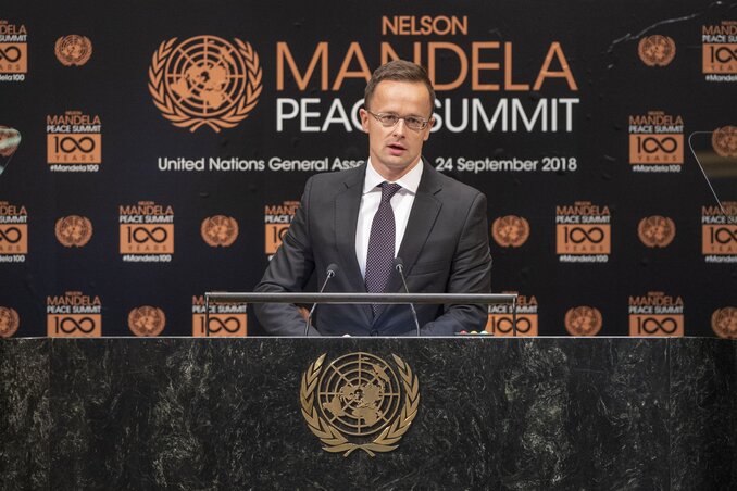 Szijjártó Péter magyar külgazdasági és külügyminiszter beszédet mond a Nelson Mandela volt dél-afrikai elnökről, apartheidellenes harcosról elnevezett béke-világtalálkozón New Yorkban (MTI Fotó: ENSZ Photo/Cia Pak) Szijjártó Péter magyar külgazdasági és külügyminiszter beszédet mond a Nelson Mandela volt dél-afrikai elnökről, apartheidellenes harcosról elnevezett béke-világtalálkozón New Yorkban (MTI Fotó: ENSZ Photo/Cia Pak)