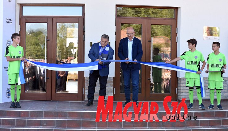 Orbán és Zsemberi vágta el a szalagot, fogadhatja a jelentkezőket az akadémia (Ótos András felvétele) Orbán és Zsemberi vágta el a szalagot, fogadhatja a jelentkezőket az akadémia (Ótos András felvétele)