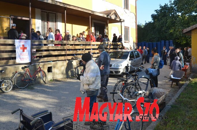 Sorban állás a csomagokért (Lakatos János felvétele) Sorban állás a csomagokért (Lakatos János felvétele)