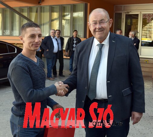 Szívélyes kézfogás: Nagy Arnold és Pásztor István (Ótos András felvétele) Szívélyes kézfogás: Nagy Arnold és Pásztor István (Ótos András felvétele)