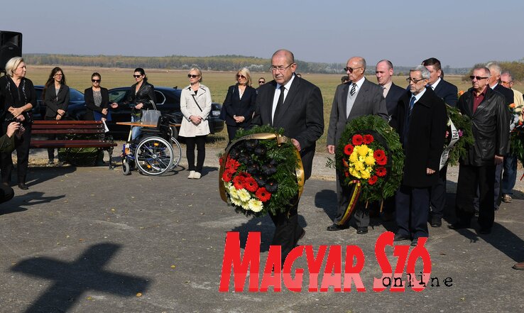 Koszorúzás a központi emlékhelyen (Ótos András felvétele) Koszorúzás a központi emlékhelyen (Ótos András felvétele)