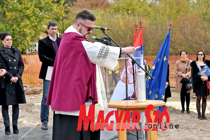 Szakály József plébános megszentelte az alapkövet (Gergely Árpád felvétele) Szakály József plébános megszentelte az alapkövet (Gergely Árpád felvétele)