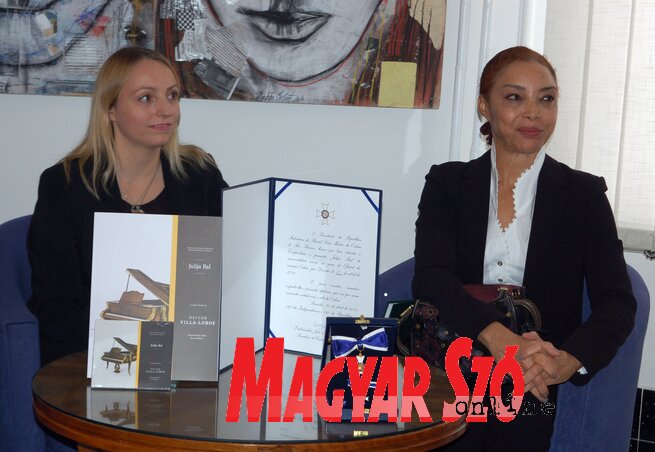 Julija Bal a brazil állam kitüntetésével és Isabel Cristina de Azevedo Heyvaert (Bozsoki Valéria felvétele) Julija Bal a brazil állam kitüntetésével és Isabel Cristina de Azevedo Heyvaert (Bozsoki Valéria felvétele)