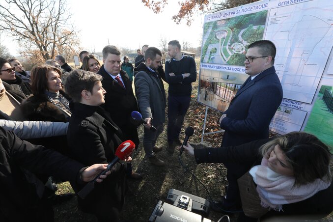 Dél-szerbiai villámlátogatása során Ana Brnabić a Lebanétől 7 kilométerre fekvő Caričin grad-i régészeti lelőhelyen is megfordult (Fotó: Beta) Dél-szerbiai villámlátogatása során Ana Brnabić a Lebanétől 7 kilométerre fekvő Caričin grad-i régészeti lelőhelyen is megfordult (Fotó: Beta)