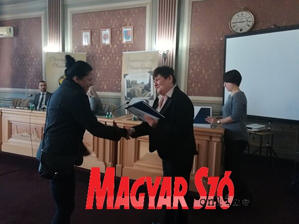 A támogatottak ma vehették át a szerződésüket (Fotó: Fehér Rózsa) A támogatottak ma vehették át a szerződésüket (Fotó: Fehér Rózsa)