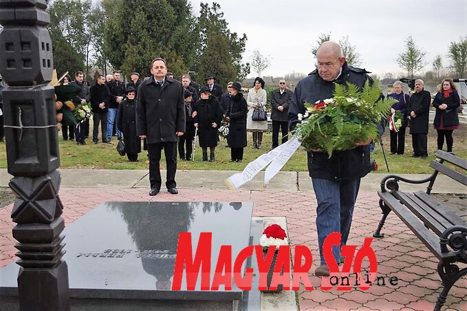 Tisztelgés Csubela Ferenc sírjánál (Kazinczy Pasztekró Diana felvétele) Tisztelgés Csubela Ferenc sírjánál (Kazinczy Pasztekró Diana felvétele)