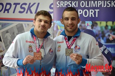 Jobbról Nemes Viktor, valamint a szabadfogás új szerbiai üstököse, Stevan Mićić az Európa-bajnoki érmekkel (Ótos András felvétele)