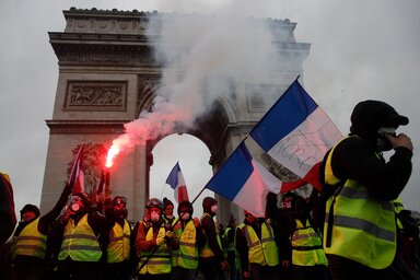 Párizs, 2018. december 2.
Jelzőfáklyákkal a kezükben vonulnak a dráguló üzemanyagárak ellen tiltakozó sárga láthatósági mellényt viselő tüntetők a Diadalív előtt a párizsi Champs-Elysées sugárúton 2018. december 1-jén.
MTI/EPA/Yoan Valat