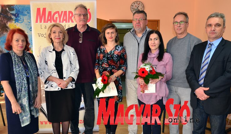Varjú Márta és Ökrész Rozália mellett Németh Zoltán Életmű-díjas kollégánk, mellette Török Erna, akit az idén Feltörekvő Tehetség Díjjal tüntettünk ki. Laták István sportszerkesztő kapta az Újságírói Díjat, a Forum Nyomda pedig két alkalmazottját díjazta: Papić Anitát és Pupavac Franját. Nekik Berta Zoltán igazgató gratulált. (Dávid Csilla felvétele) Varjú Márta és Ökrész Rozália mellett Németh Zoltán Életmű-díjas kollégánk, mellette Török Erna, akit az idén Feltörekvő Tehetség Díjjal tüntettünk ki. Laták István sportszerkesztő kapta az Újságírói Díjat, a Forum Nyomda pedig két alkalmazottját díjazta: Papić Anitát és Pupavac Franját. Nekik Berta Zoltán igazgató gratulált. (Dávid Csilla felvétele)