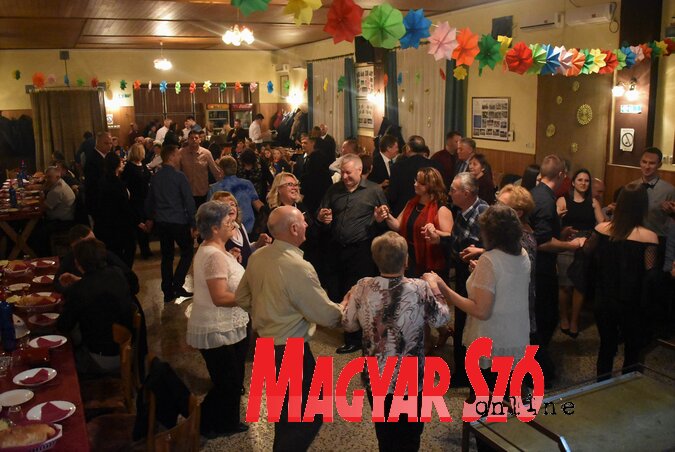 Hangulatkép a doroszlói bálból (Fotó: Lennert Móger Tímea) Hangulatkép a doroszlói bálból (Fotó: Lennert Móger Tímea)