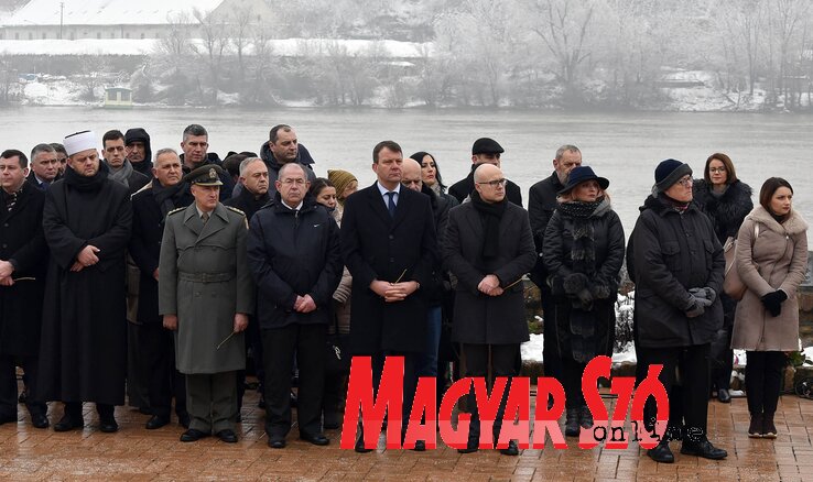 A tartományi, városi tisztségviselők, valamint a nagykövetségek képviselői (Ótos András felvétele) A tartományi, városi tisztségviselők, valamint a nagykövetségek képviselői (Ótos András felvétele)