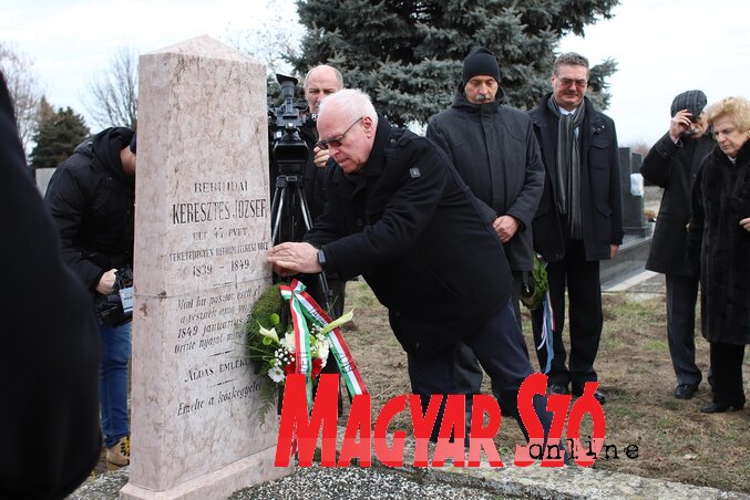 Hajnal Jenő megkoszorúzza Berhidai Keresztes József lelkész sírját ( Lakatos János felvétele) Hajnal Jenő megkoszorúzza Berhidai Keresztes József lelkész sírját ( Lakatos János felvétele)